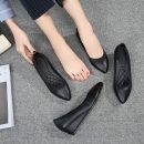 OL氣質純黑舒適工作鞋女內增高豆豆鞋軟底防滑尖頭坡跟單鞋小皮鞋職業上班鞋