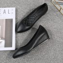 OL氣質純黑舒適工作鞋女內增高豆豆鞋軟底防滑尖頭坡跟單鞋小皮鞋職業上班鞋