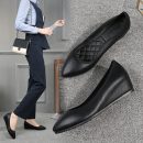 OL氣質純黑舒適工作鞋女內增高豆豆鞋軟底防滑尖頭坡跟單鞋小皮鞋職業上班鞋