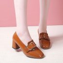 英倫方頭高跟單鞋女漆皮純色淺口粗跟皮帶扣時裝女鞋