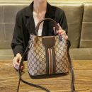 本季經典水桶包時尚流行百搭女包GD印花豎條紋咖色肩帶手提肩背斜背包